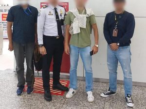 Bule Sepekan: 4 Bule Dideportasi-WNA Diduga Hipnotis Pegawai Minimarket Bule Sepekan: 4 Bule Dideportasi-WNA Diduga Hipnotis Pegawai Minimarket