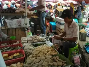 Di Palembang di Pasar 16 Ilir Bisa Berenang di Lautan Pempek