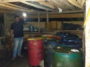 Polisi Gerebek Gudang Solar Ilegal di Aceh Utara, 2 Ton Minyak Disita Polisi Gerebek Gudang Solar Ilegal di Aceh Utara, 2 Ton Minyak Disita