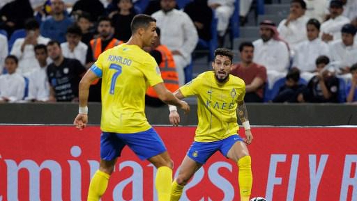 Alex Telles saat main bersama Cristiano Ronaldo di Al Nassr. Foto: AFP/-