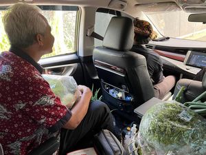 Kala Warga Boyolali Berebut Kasih Sayuran ke Ganjar