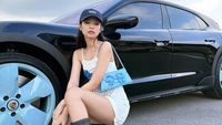 7 Gaya Seksi Jennie BLACKPINK Naik Porsche, Pakai Mini Dress dan Sport Boots