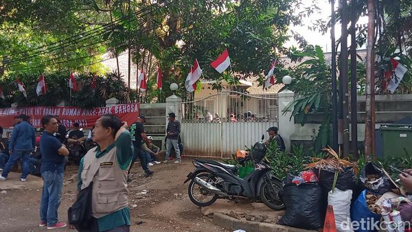 Dijaga Ketat! 5 Penampakan Rumah Guruh Soekarnoputra yang Bakal Dieksekusi