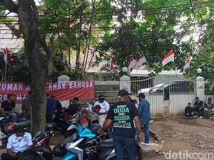 Rumah Guruh Soekarnoputra Dijaga Ketat Jelang Dieksekusi Pengadilan Rumah Guruh Soekarnoputra Dijaga Ketat Jelang Dieksekusi Pengadilan