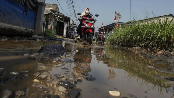 Potret Jalan Rusak dan Berlubang di Kabupaten Bogor