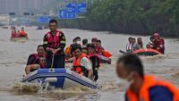 Jalan Tol di China Berubah Jadi Sungai Imbas Topan Doksuri