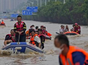 Jalan Tol di China Berubah Jadi Sungai Imbas Topan Doksuri