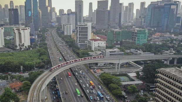 Kereta ringan atau Light Rail Transit (LRT) melintas di jembatan rel lengkung (longspan) LRT Kuningan, Jakarta, Rabu (2/8/2023). Wakil Menteri BUMN Kartika Wirjoatmodjo menyebutkan konstruksi jembatan lengkung dari Gatot Subroto menuju ke Kuningan salah desain sehingga menyebaBkan rangkaian kereta LRT yang melintas harus berjalan melambat. ANTARA FOTO/Aditya Pradana Putra/aww.