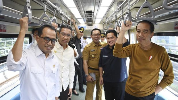 Presiden Joko Widodo (kanan) didampingi Menteri BUMN Erick Thohir (kedua kanan), Menteri Perhubungan Budi Karya Sumadi (kiri), PJ Gubernur DKI Jakarta Heru Budi Hartono (kedua kiri), dan Gubernur Jawa Barat Ridwan Kamil (tengah) menaiki LRT Jabodetabek di Jakarta, Kamis (3/8/2023). Presiden menggunakan moda transportasi LRT dengan rute Stasiun Harjamukti hingga Stasiun Dukuh Atas. ANTARA FOTO/Akbar Nugroho Gumay/rwa.