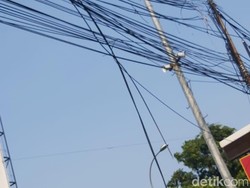 Tolong! Ada Kabel Menjuntai Dekat Bekasi Junction