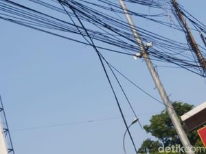 Tolong! Ada Kabel Menjuntai Dekat Bekasi Junction Tolong! Ada Kabel Menjuntai Dekat Bekasi Junction