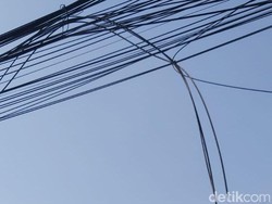 Ada Kabel Menjuntai Dekat Bekasi Junction, Apjatel Koordinasi ke Operator