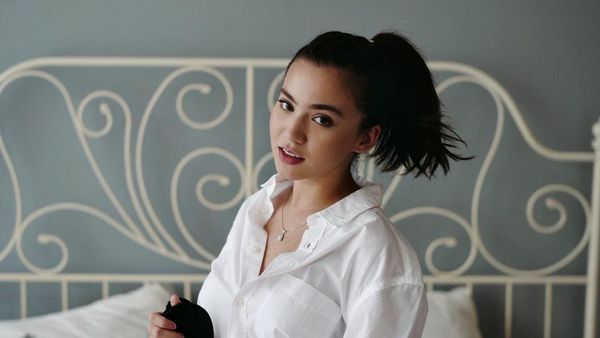 6 Potret Karen Nijsen Si Penyayang Anak Kecil
