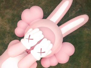KAWS Datang ke Indonesia! Mejeng Karya Seni Instalasi di Candi Prambanan KAWS Datang ke Indonesia! Mejeng Karya Seni Instalasi di Candi Prambanan