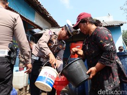Warga Sukun Ponorogo yang Kekeringan Lega Dapat Dropping Air Bersih 5 Tangki