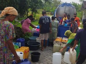 Kekeringan Dirasakan 13 Kecamatan Lamongan, Baru 4 Desa Disuplai Air Bersih Kekeringan Dirasakan 13 Kecamatan Lamongan, Baru 4 Desa Disuplai Air Bersih
