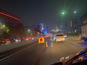 Ada Perbaikan Jalan, Tol Dalam Kota Arah Cawang Macet Malam Ini