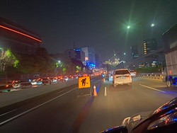 Ada Perbaikan Jalan, Tol Dalam Kota Arah Cawang Macet Malam Ini