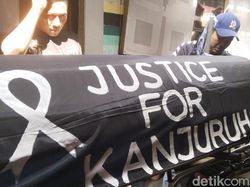 Bersepeda Bawa Keranda Pria Kota Batu Ingatkan Tragedi Kanjuruhan