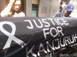 Bersepeda Bawa Keranda Pria Kota Batu Ingatkan Tragedi Kanjuruhan