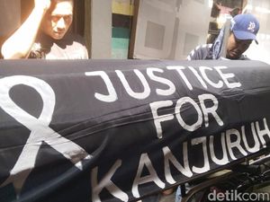 Bersepeda Bawa Keranda Pria Kota Batu Ingatkan Tragedi Kanjuruhan Bersepeda Bawa Keranda Pria Kota Batu Ingatkan Tragedi Kanjuruhan