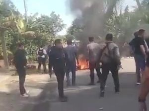 Aksi Brutal Warga Serang-Sekap Polisi yang Buru Ketua PAC IPK di Langkat Aksi Brutal Warga Serang-Sekap Polisi yang Buru Ketua PAC IPK di Langkat