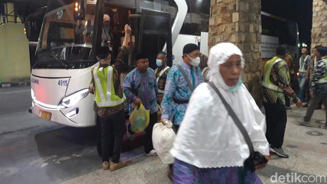 Kloter 'Sapu Jagad' Jemaah Haji Tiba di Embarkasi Solo, Angkut 297 Orang