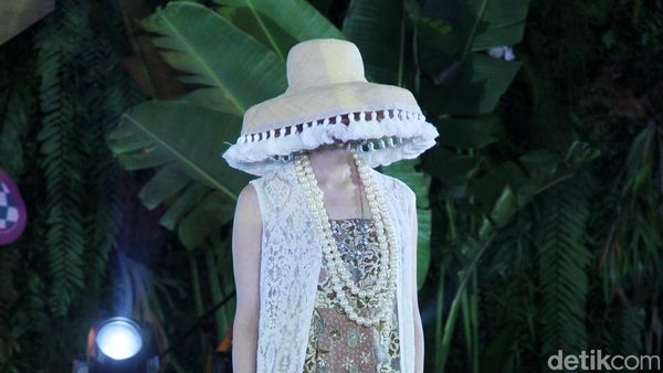 Potret Baju Batik Karya Desainer RI, Chossy Latu Hingga Ghea Panggabean