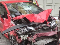 Penampakan Mobil Jazz Ringsek Usai Laka dengan Motor-Minibus di Wates