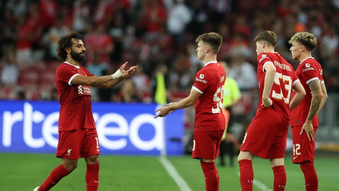 Soccer Football - Friendly - Liverpool v Bayern Munich - Singapore National Stadium, Singapore, Singapore - August 2, 2023 Liverpools Ben Doak comes on as a substitute to replace Mohamed Salah REUTERS/Edgar Su