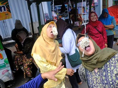 Ekspresi Emak-emak saat Lomba Makan Kerupuk