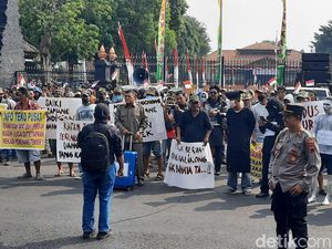 Demo di Kantor Bupati Kudus Tuding Kongkalikong Proyek, Kadinkes: Monggo Demo di Kantor Bupati Kudus Tuding Kongkalikong Proyek, Kadinkes: Monggo