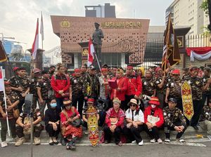 Masyarakat Adat Dayak Gelar Demo di Mabes Polri, Minta Rocky Gerung Ditangkap Masyarakat Adat Dayak Gelar Demo di Mabes Polri, Minta Rocky Gerung Ditangkap
