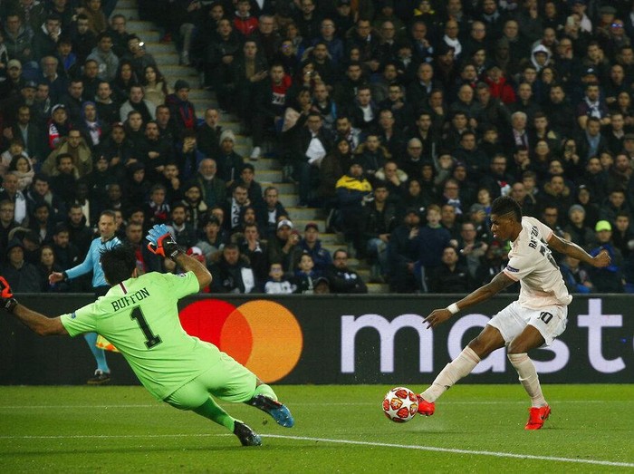 Manchester United's Marcus Rashford attempts a shot at goal PSG goalkeeper Gianluigi Buffon during the Champions League round of 16, 2nd leg, soccer match between Paris Saint Germain and Manchester United at the Parc des Princes stadium in Paris, France, Wednesday, March. 6, 2019. (AP Photo/Thibault Camus)