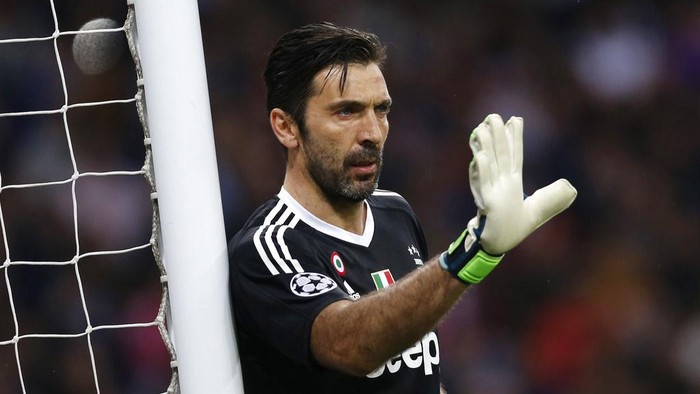 Juventus goalkeeper Gianluigi Buffon reacts during a Champions League quarter final second leg soccer match between Real Madrid and Juventus at the Santiago Bernabeu stadium in Madrid, Wednesday, April 11, 2018. (AP Photo/Francisco Seco)