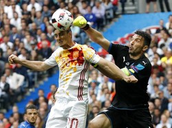 Dalam video berdurasi satu menit itu, Buffon juga menyematkan penampilannya bersama Timnas Italia. Momennya membawa Azzurri juara Piala Dunia 2006. AP/Antonio Calanni  