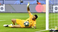 Mengawali karier di Parma, nama Buffon mencuat usai bisa memenangkan gelar Coppa Italia, UEFA Cup, dan Piala Super Italia. Ia kemudian dibeli Juventus pada tahun 2001. Bersama Si Nyonya Tua, Buffon makin berkibar. Ia bisa memenangkan 10 titel Serie A bersama Juventus, namun selalu gagal Liga Champions. Ia cuma bisa menjadi runner up di tiga edisi. Buffon dan Juventus berpisah pada 2018. AP/Martin Meissner
