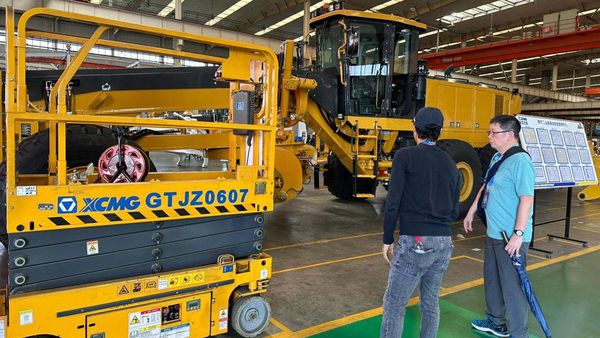 Begini Suasana di Pabrik Alat Berat