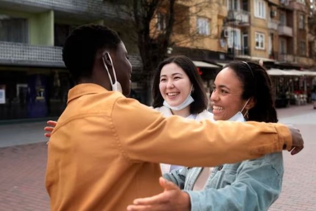 Gambar tiga orang yang saling menyapa