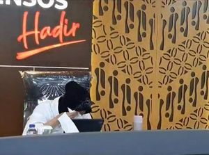 Tangis Risma Pecah Saat Hendak Ceritakan Kekeringan di Papua Tengah