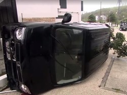 Mobil Terbalik-Atap Hancur Gegara Topan Khanun Terjang Jepang