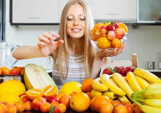 Perempuan makan buah