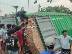Truk Kontainer Terguling di Silayur Semarang, Jalan Arah Mijen Macet!