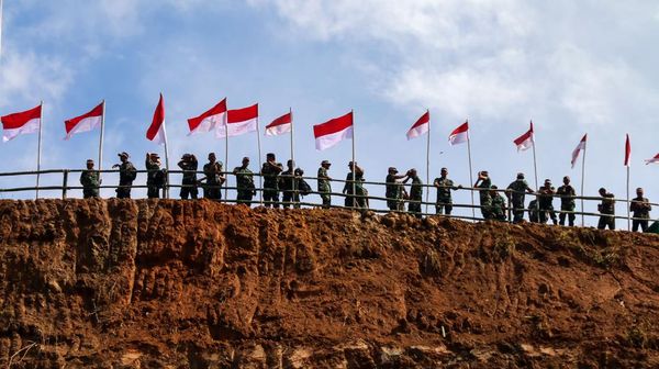 Momen Pengibaran 2.000 Bendera Merah Putih di Gunung Salak Aceh
