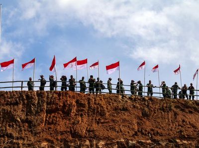 Momen Pengibaran 2.000 Bendera Merah Putih di Gunung Salak Aceh