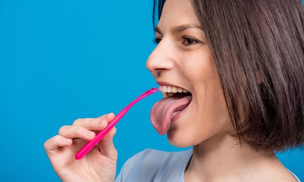 Pengikis lidah/ Foto: Freepik/@romanzaiets Pengikis lidah/ Foto: Freepik/@romanzaiets