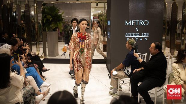 Koleksi Spring/Summer 2023 Nostalgic Retrogade dari lini mode siap pakai Studio 133 Biyan untuk wanita dan pria, Metro Plaza Senayan, Jakarta,Kamis, 3/8/2023. (CNN Indonesia/Adi Ibrahim)