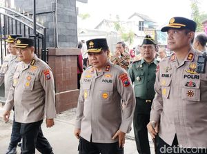 3,4 Juta Liter Air Bersih Didistribusikan ke 173 Titik Kekeringan di Jatim 3,4 Juta Liter Air Bersih Didistribusikan ke 173 Titik Kekeringan di Jatim