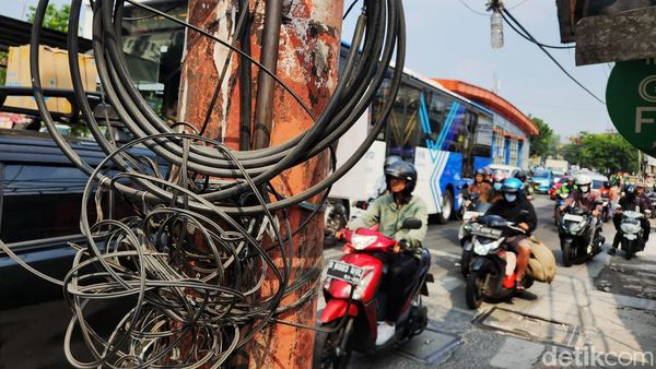 Penampakan Kabel Semrawut di Ciledug Raya Jaksel