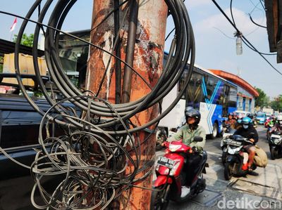 Penampakan Kabel Semrawut di Ciledug Raya Jaksel